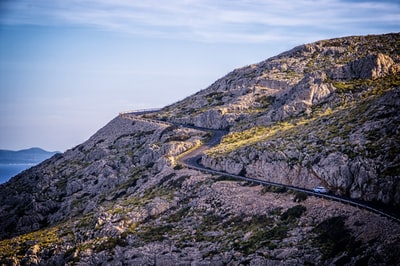 白色的汽车旅行道路附近的山
